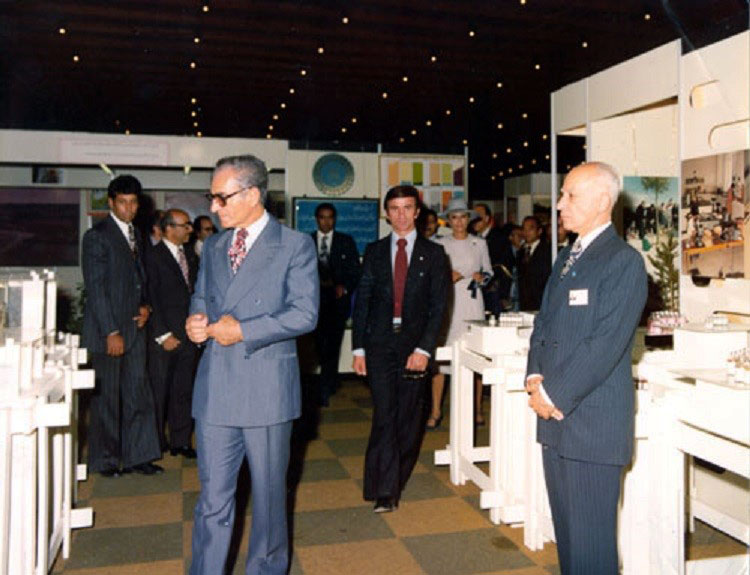 پرونده:ShahanshahAryamehrShahbanouAsrPahlaviExhibition16Shahrivar2535a.jpg