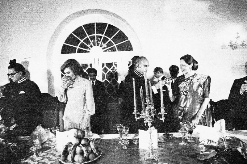 پرونده:ShahanshahShahbanouEslamAbadPresidentPakistanGalaDinner17Esfand1354g.jpg