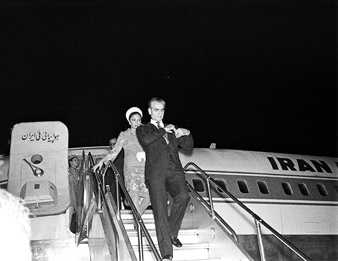 پرونده:ShahanshahAryamehrShahbanouArrivalSingapore1353.jpg