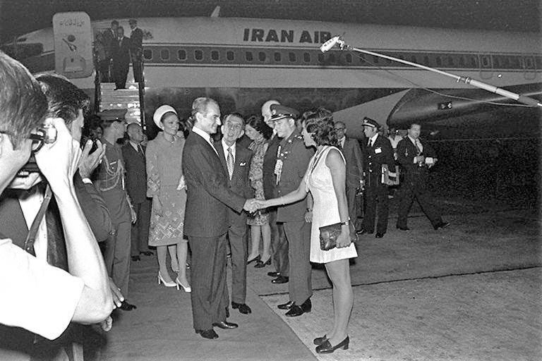پرونده:ShahanshahAryamehrShahbanouArrivalSingapore1353g.jpg