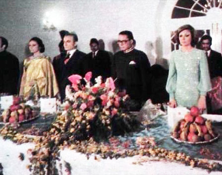 پرونده:ShahanshahShahbanouEslamAbadPresidentPakistanGalaDinner17Esfand1354h1.jpg