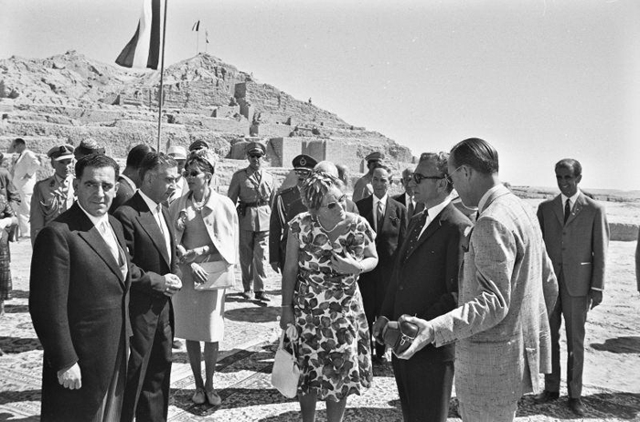 پرونده:Shahanshah QueenJuliana1342TakhteJamshid16.jpg