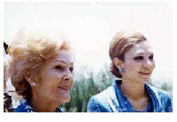 پرونده:PatriciaNixonFarahPahlaviJamiyatKheyriyeh10Khordad1351b.jpg