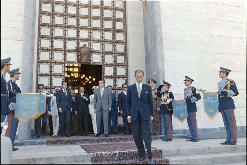 پرونده:PresidentNixonRezaShahBozorgTomb10Khordad1351.jpg