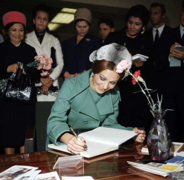 پرونده:ShahbanouSignsHonorableGuestBookAnjomanBlindsMoscow19Mehr1351.jpg