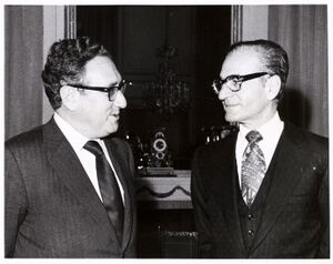 ShahanshahAryamehrKissingerTehran18Aban1352.jpg