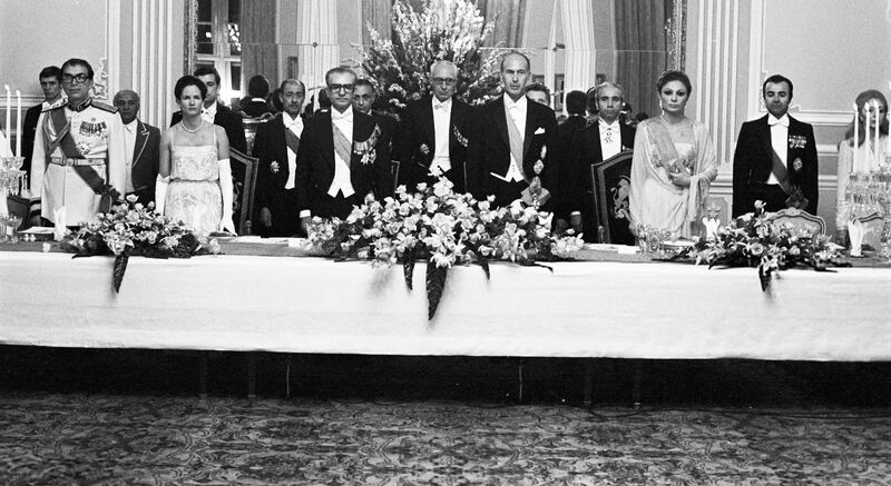 پرونده:AryamehrGiscard d’EstaingGolestanPalace13Mehr2535a.jpg