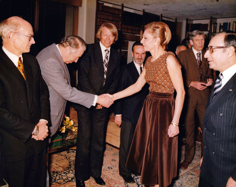 پرونده:ShahbanouJuryPahlavi National LibraryAward.jpg