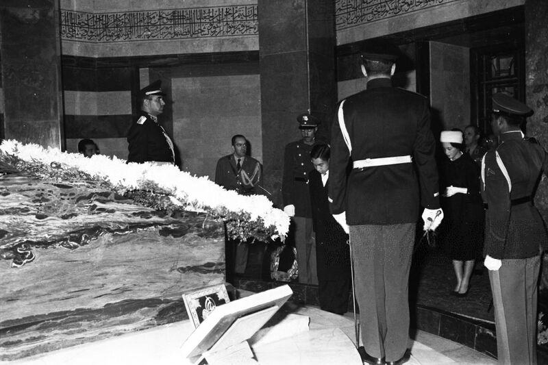 پرونده:CrownPrinceAkihitoPrincessMichiko visitMausoleumRezaShahAbaan1339b.jpg
