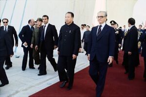 ShahanshahAryamehr ChinesePMHuaGuofengShahyad2537.jpg