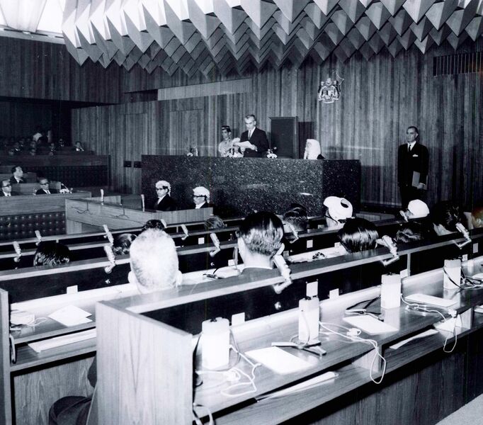 پرونده:ShahanshahAryamehrMalaysianParliament1346.jpg