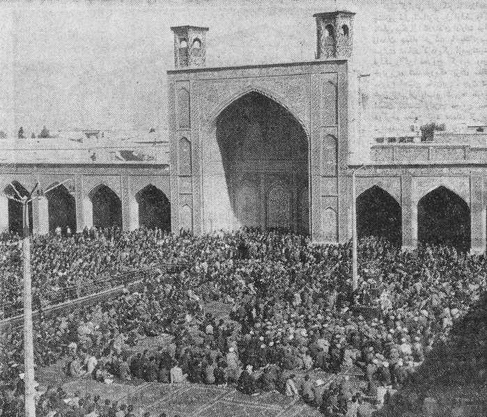 پرونده:MalekAbediFuneralMasjedVakil1341.jpg