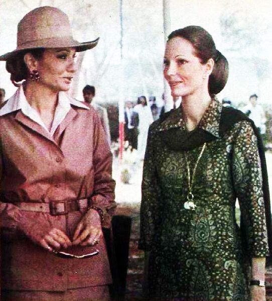 پرونده:ShahbanooPrincessSalimahAgaKhanPakistanEsfand1354.jpg