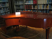 پیانویی در کتابخانه