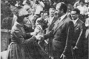 ShahanshahbetweenPeopleAustria1960.jpg