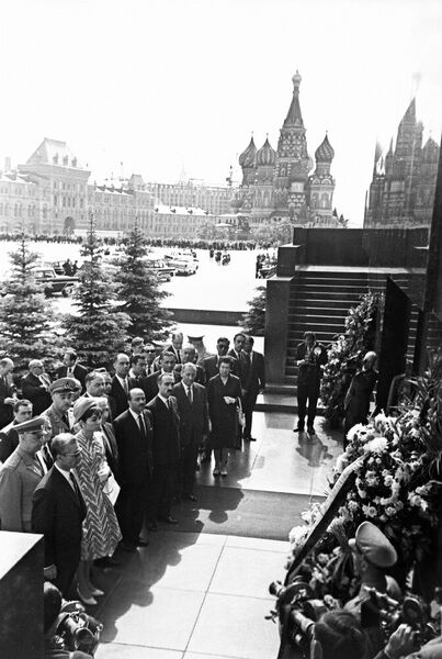 پرونده:ShahanshahShahbanouFlower-laying LeninMausoleum1344b.jpg