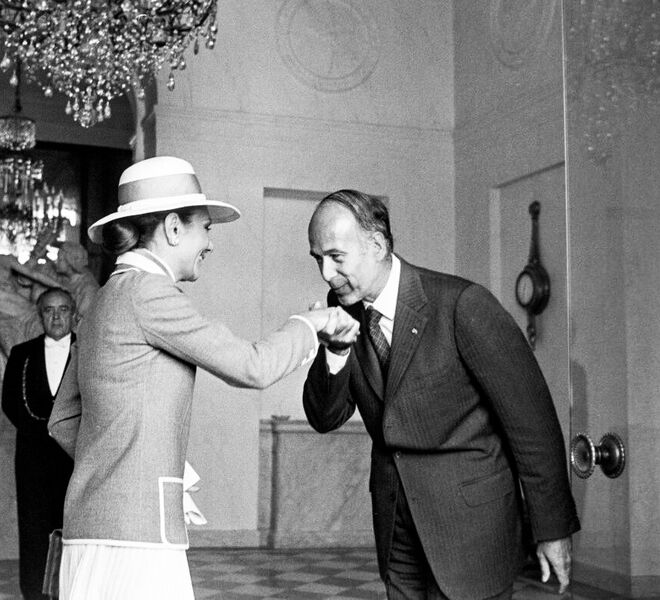پرونده:ShahanshahShahbanouReceivedAtElyséePalace21 May1975b1.jpg