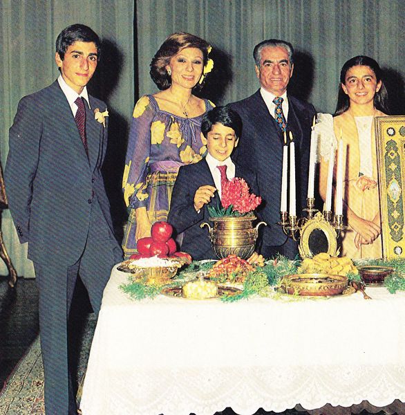 پرونده:ShahanshahRoyalFamily2536Shahanshahi2.jpg