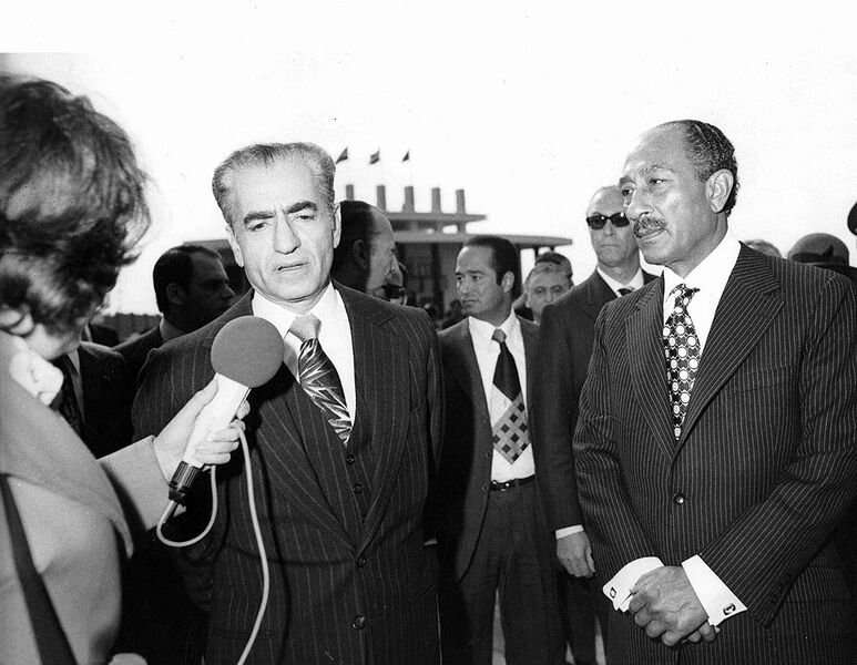 پرونده:AryamehrPresidentSadatAswanAirportDey2536Shahanshahi.jpg