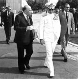 امیراصلان افشار رییس تشریفات، آریامهر، امیرعباس هویدا وزیر دربار و وزیر کشور در رکاب همایونی