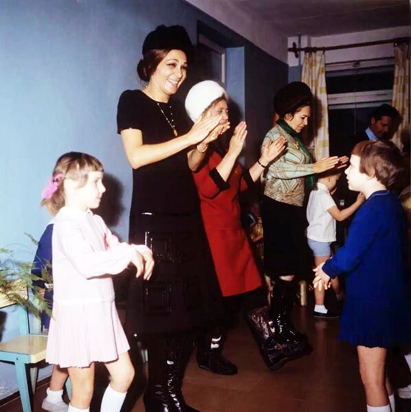 پرونده:ShahbanouLeningradSolnyshko HealthCamp1947.jpg