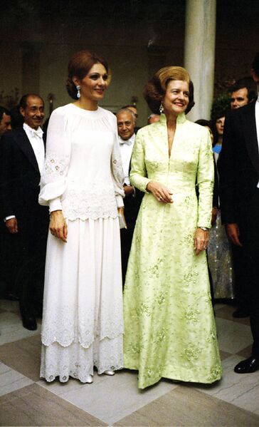 پرونده:ShahanshahShahbanouWhiteHouseFord25Ordibehesht1354p1.jpg