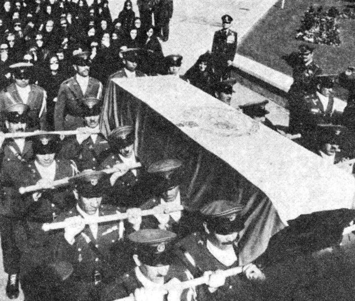 پرونده:MalekAbediFuneral1341.jpg
