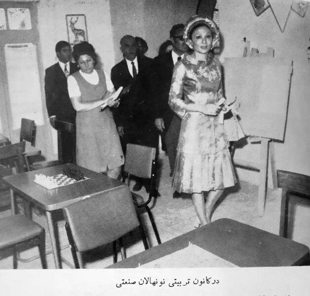 پرونده:ShahbanooVisitingOrphanageKermanCity1351.jpg