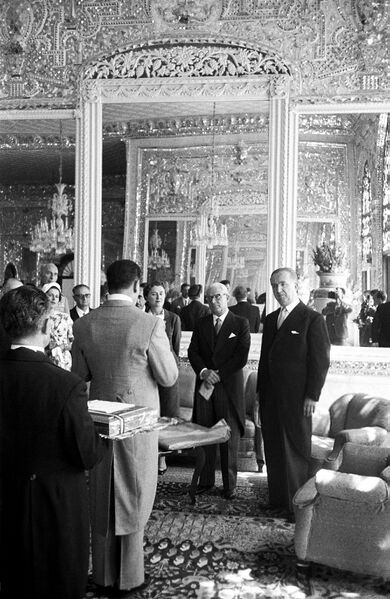 پرونده:PresidentGronkyGolestanPalaceTehranMayorPresentingGifts1336.jpg