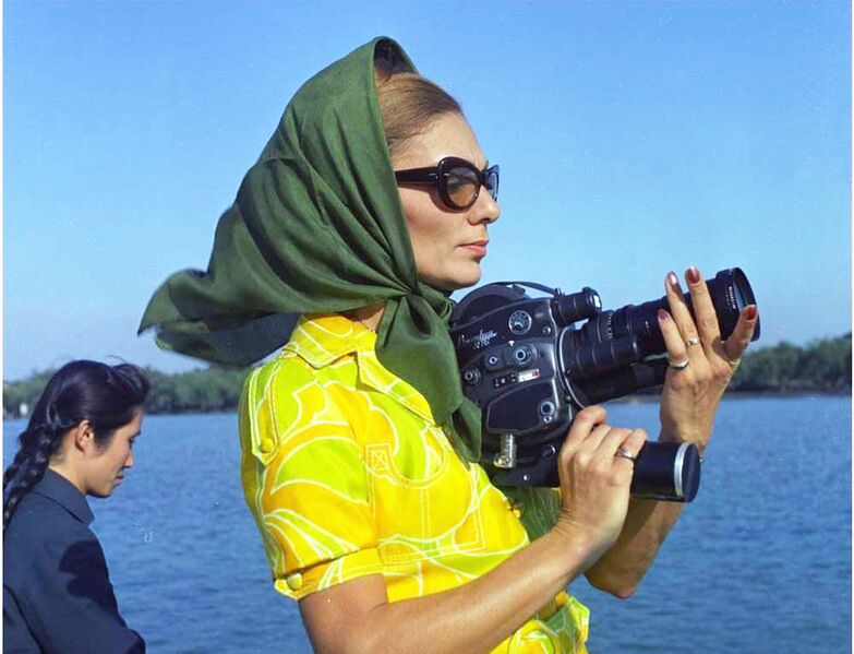 پرونده:ShahbanouChinaHasselbladCameraMehr1351.jpg