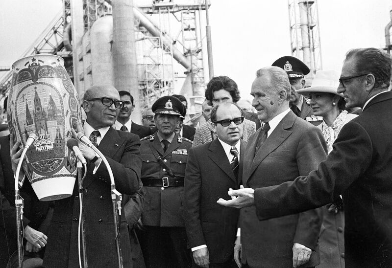 پرونده:ShahanshahIsfahanSouvenirKosygin1351.jpg