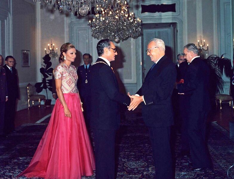 پرونده:ShahanshahShahbanouPresidentCzechoslovakia2536g3.jpg