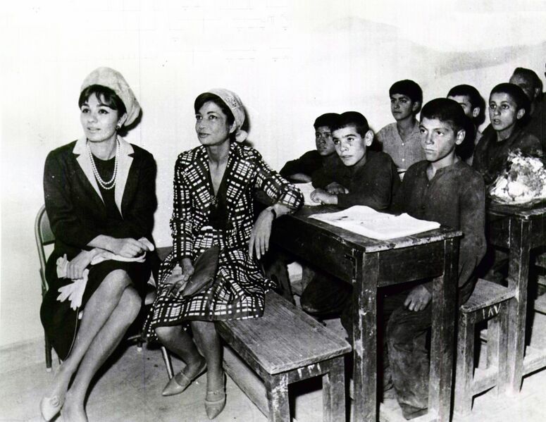 پرونده:PrincessAshrafShahbanouIlliteracyCommitteeMehr1344a.jpg