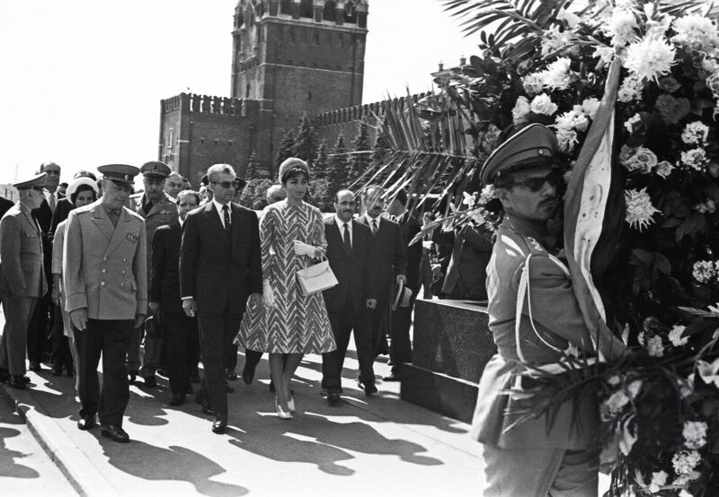 پرونده:ShahanshahShahbanouFlower-laying LeninMausoleum1344.jpg