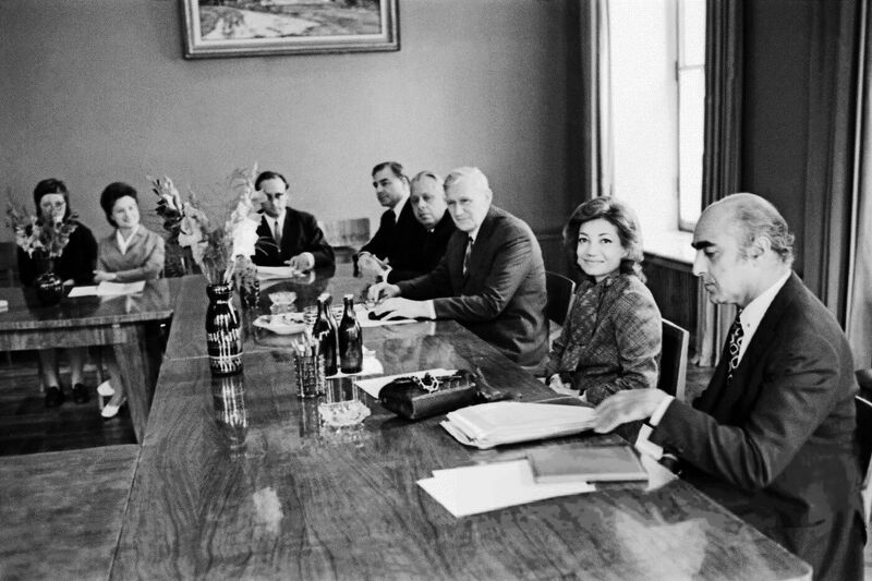 پرونده:PrincessAshraf PahlaviMeetingParisUNESCO Jury1350.jpg