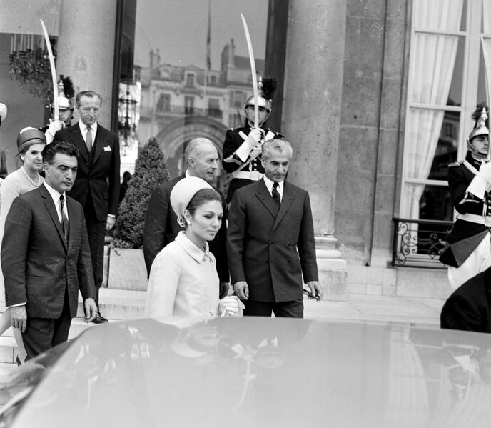 پرونده:ShahanshahElyseePalaceLunchFrenchPresident16Khordad1346d.jpg