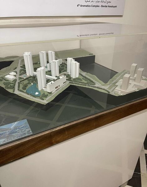 پرونده:HousingProject4thAromaticsComplexBandarAssaluyeh1354a.jpg