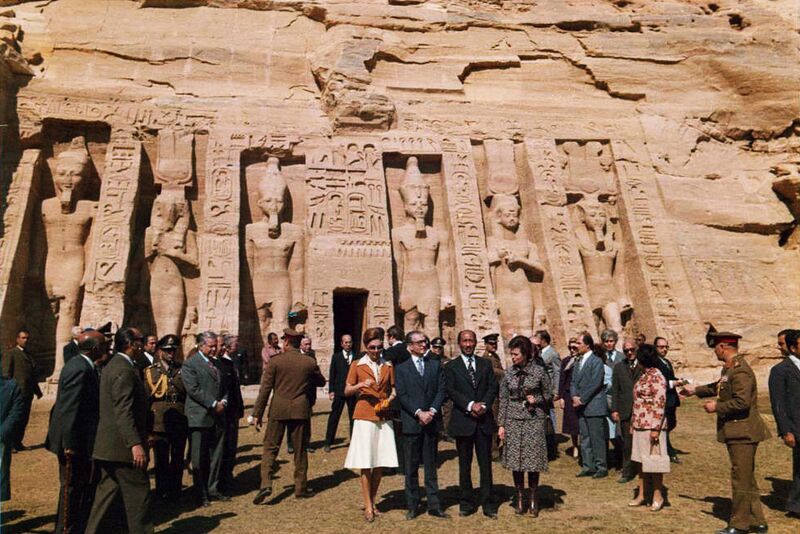 پرونده:ShahanshahShahbanouPresidentSadatLuxorDey1353a.jpg