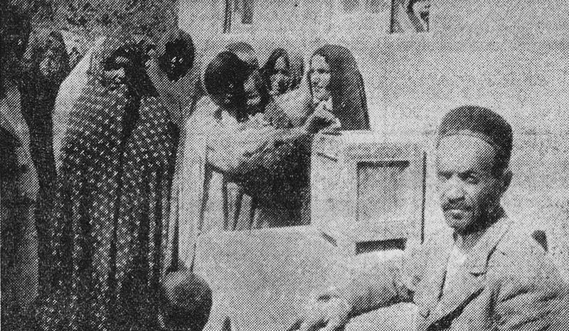 پرونده:WomenVillagersVote1344.jpg