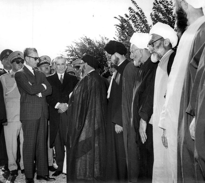 پرونده:ShahanshahAryamehrMaragehMullahs1Mehr1341.jpg