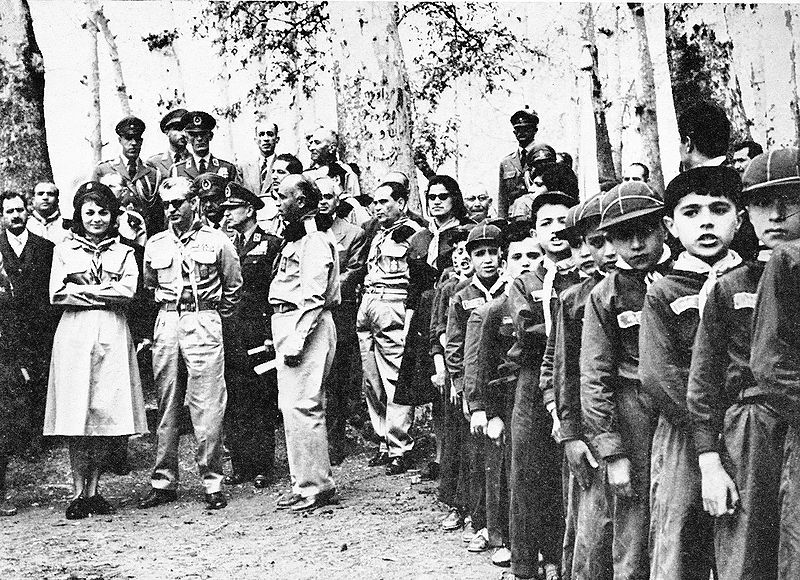 پرونده:ShahanshahVaShahbanouScoutboysgirls.jpg