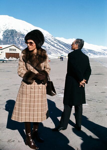 پرونده:MajestiesAwaitArrivalGiscard d'EstaingFeb1975a.jpg