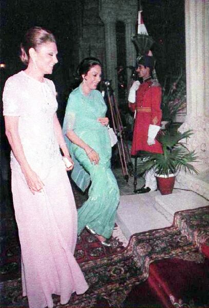 پرونده:ShahbanouLahoreStateReception19Esfand1354.jpg
