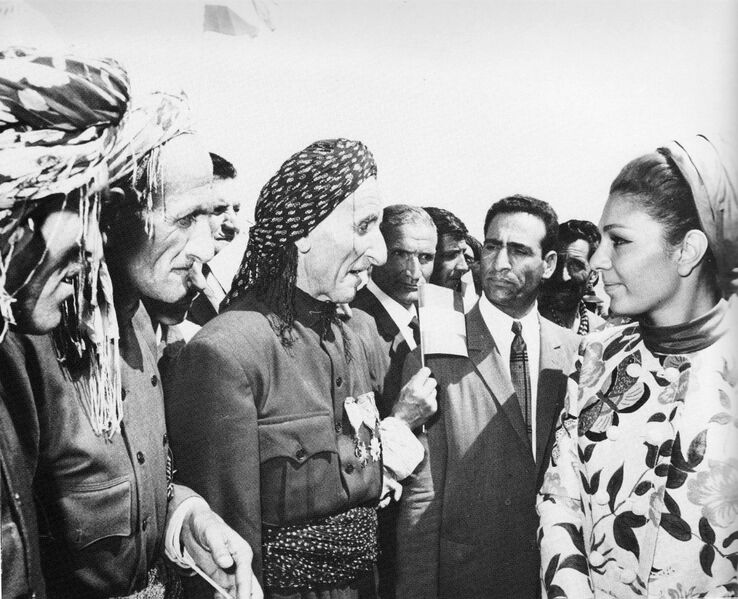 پرونده:ShahbanouKordestanSanandajVisitAmordad1347f.jpg