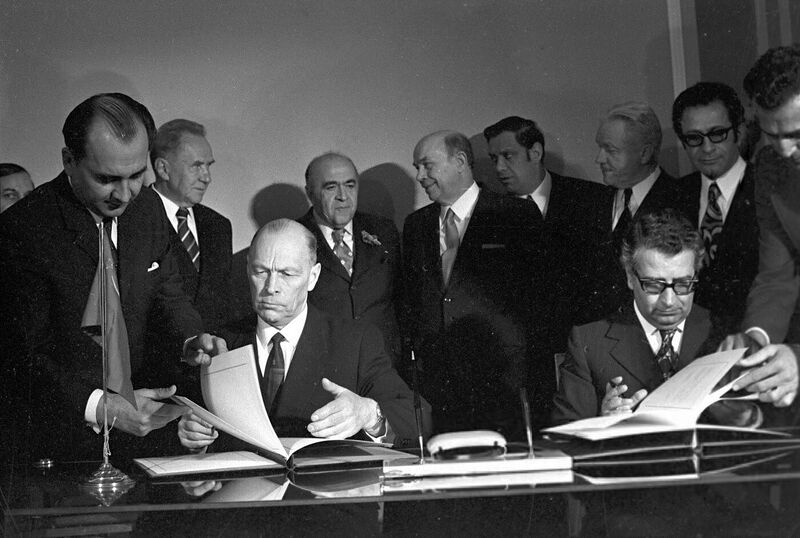 پرونده:CooperationAgreement USSR And Iran1351.jpg
