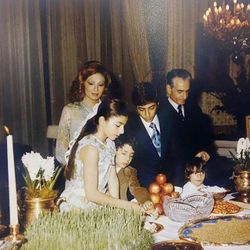 ShahanshahRoyalFamilyNorooz1354.jpg