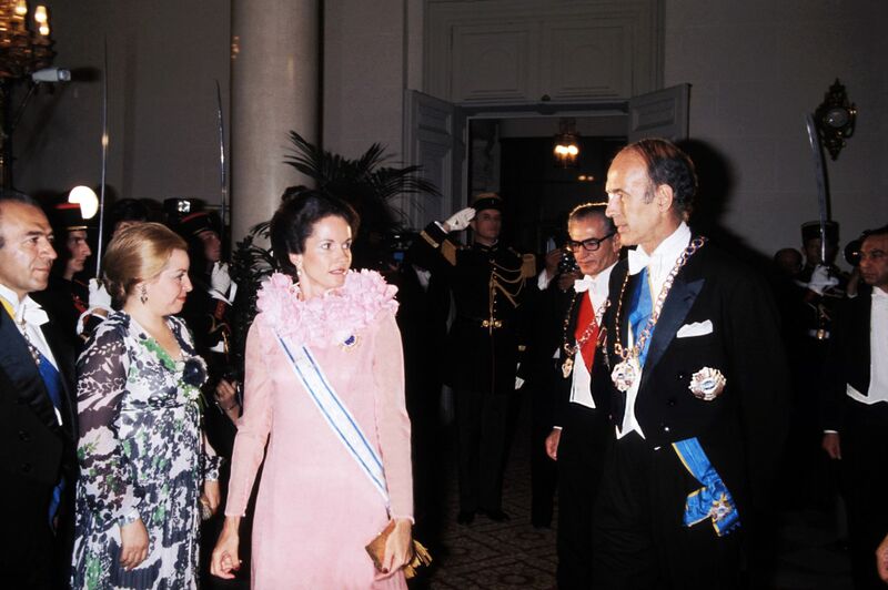پرونده:ShahanshahShahbanouDinnerParisGiscard d'Estaing4Tir1353b.jpg
