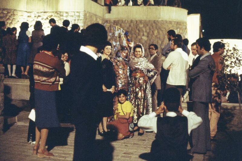 پرونده:ContemporaryArtMuseumٰVisitors.jpg
