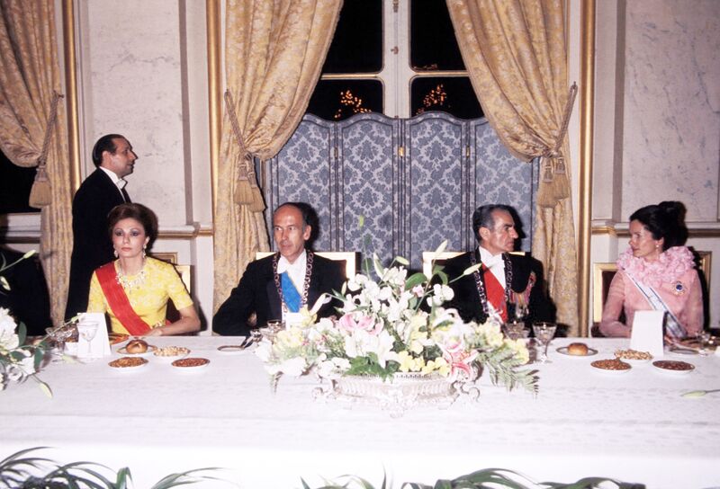 پرونده:ShahanshahShahbanouDinnerParisGiscard d'Estaing4Tir1353d.jpg