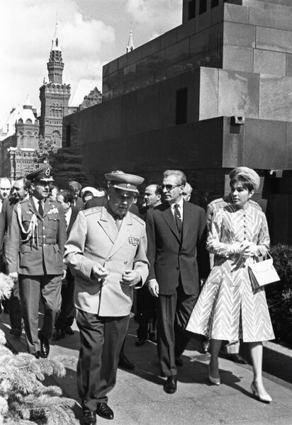 پرونده:ShahanshahShahbanouFlower-laying LeninMausoleum1344d.jpg